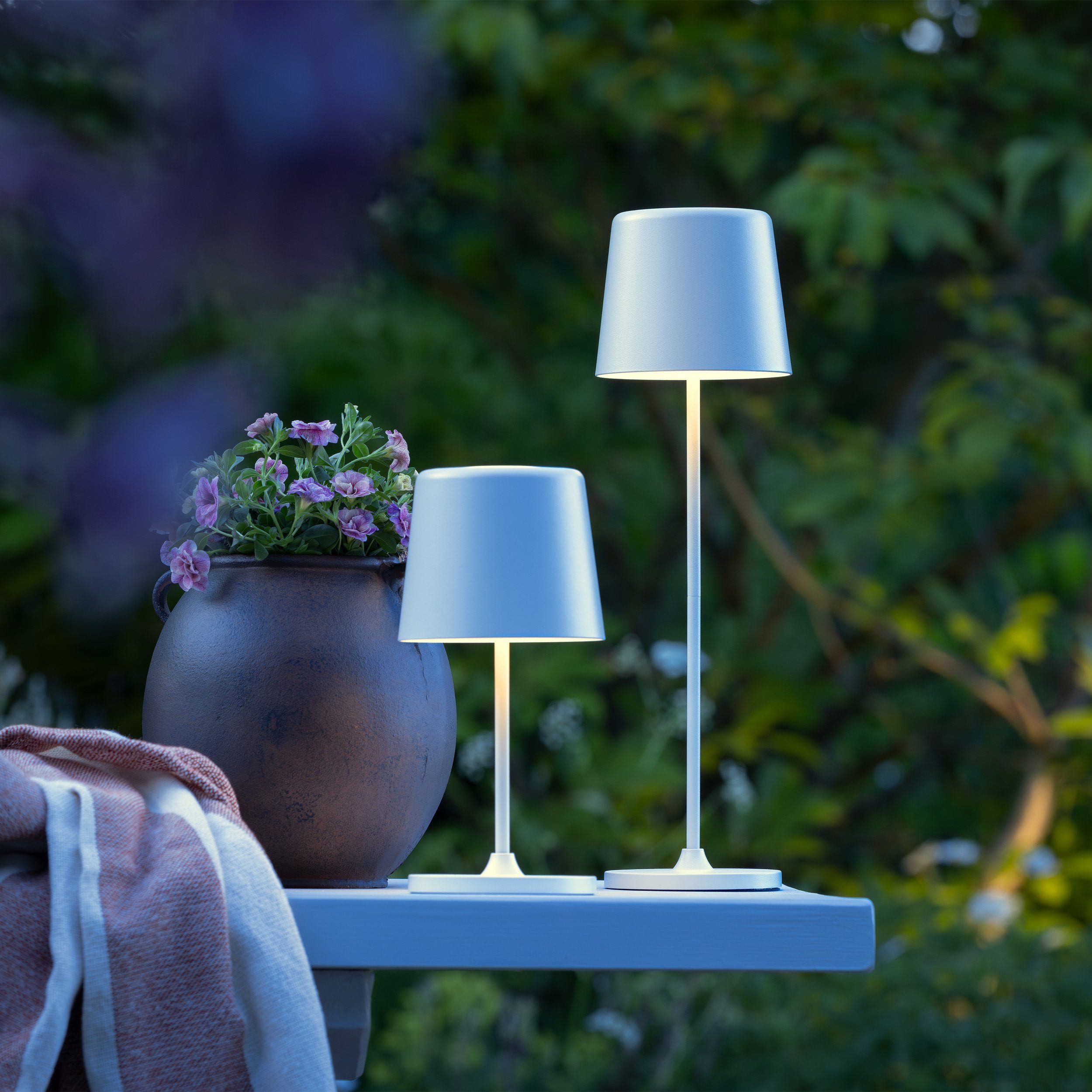Brilliant LED Tischleuchte Kaami, Dimmfunktion, LED fest integriert, Warmweiß, Portable LED Außen Tischlampe, 37 cm, 310lm, Touchdimmer, USB, weiß