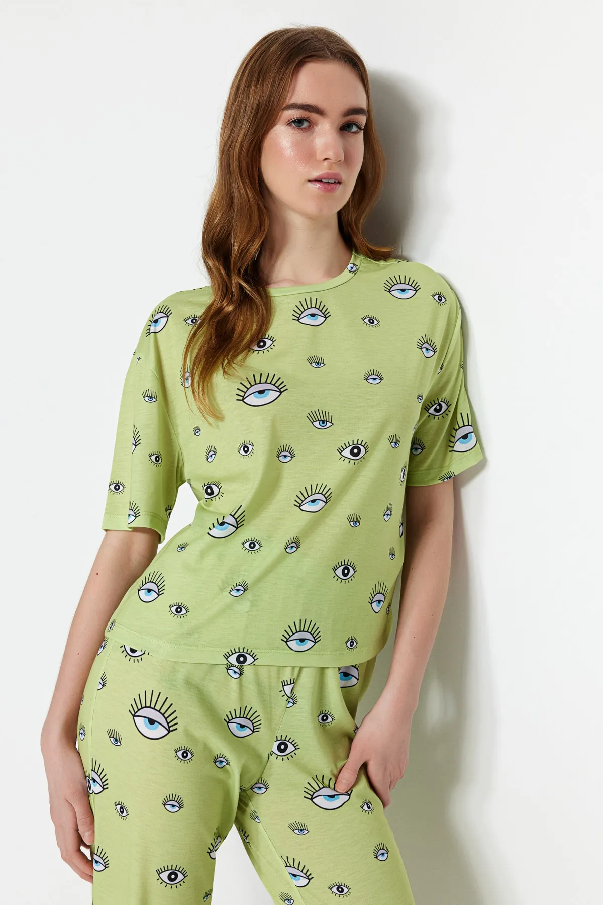Trendyol Collection  Gestricktes Pyjama-Set mit T-Shirt und Hose mit grünem Augenmuster THMSS21PT0236