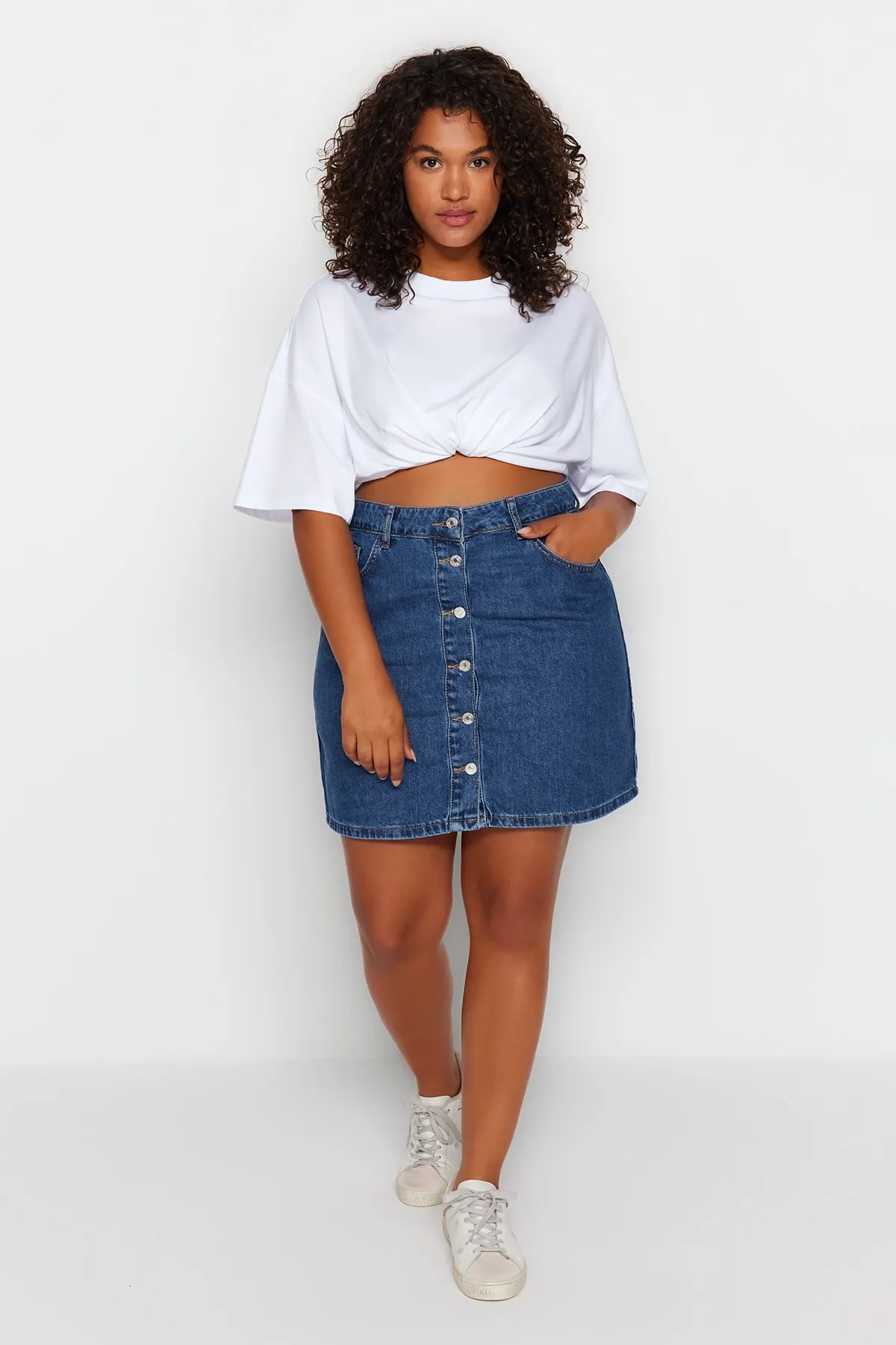 Trendyol Curve  Hellblauer Jeansrock mit hoher Taille und Knöpfen TBBSS23AZ00005