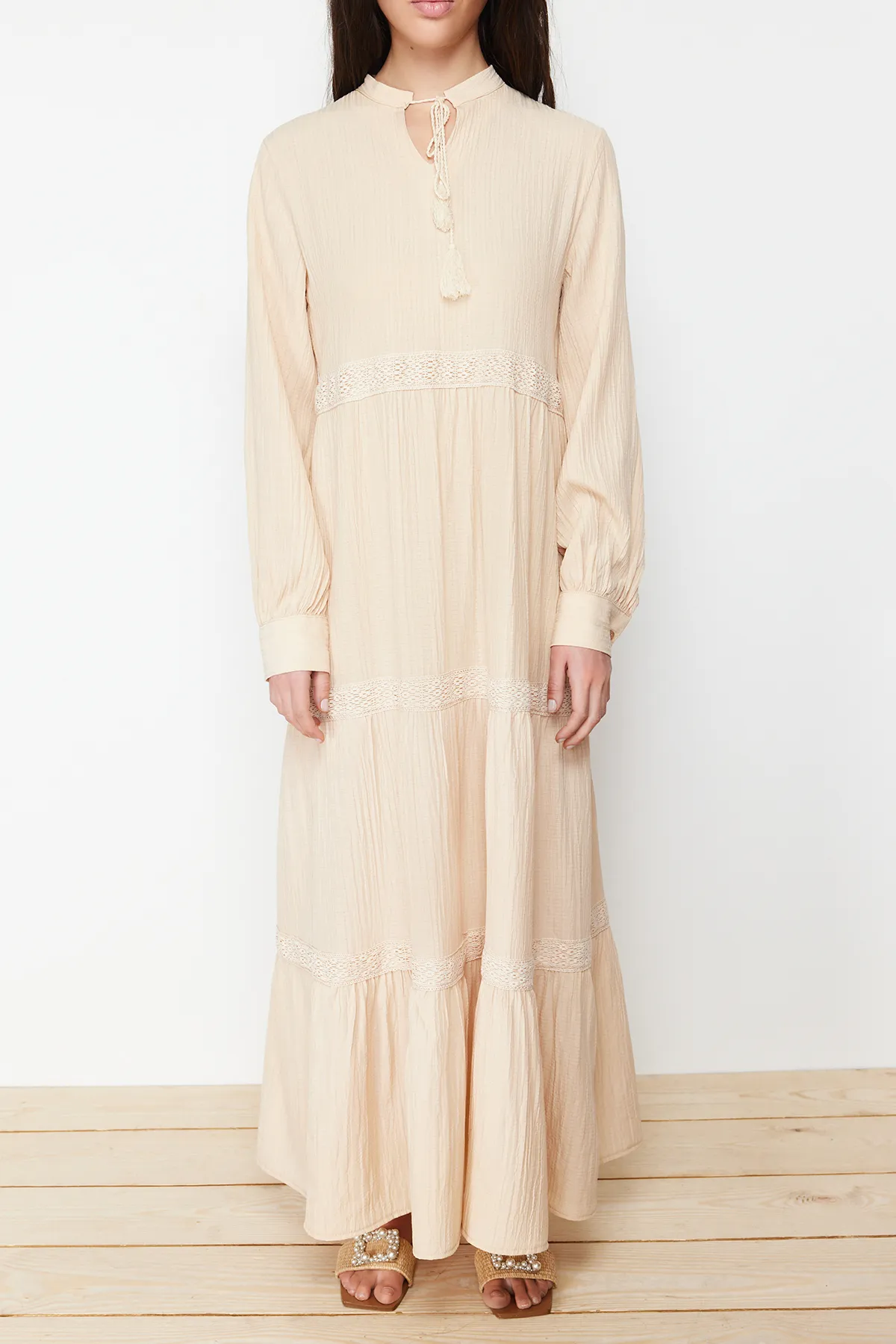 Trendyol Modest  Gewebtes Kleid mit Steinspitze und detailliertem Detail TCTSS24EB00058