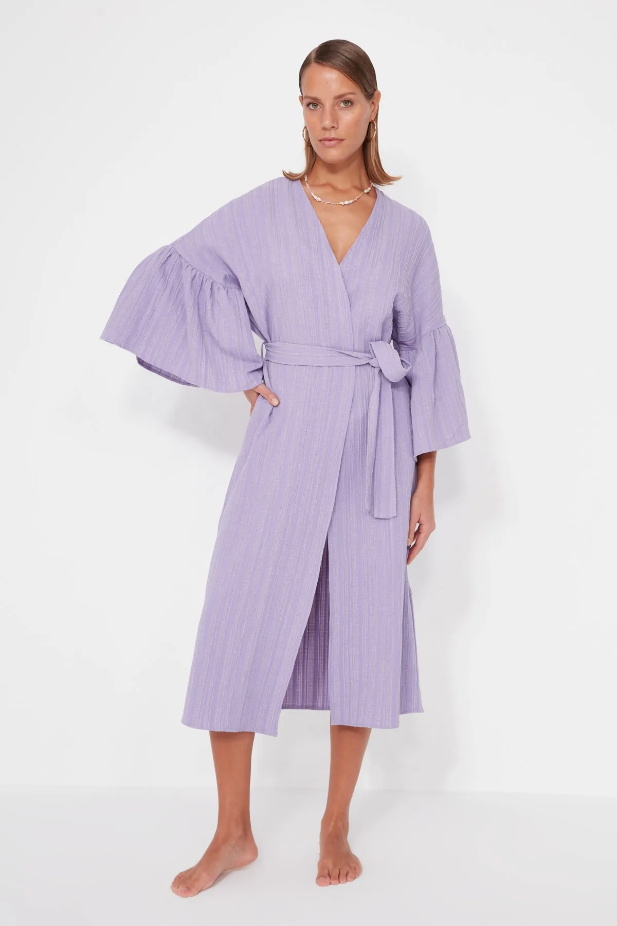 Trendyol Collection  Lilafarbener Maxi-Kimono und Kaftan aus Strick mit Volant und Gürtel TBESS23KM00028