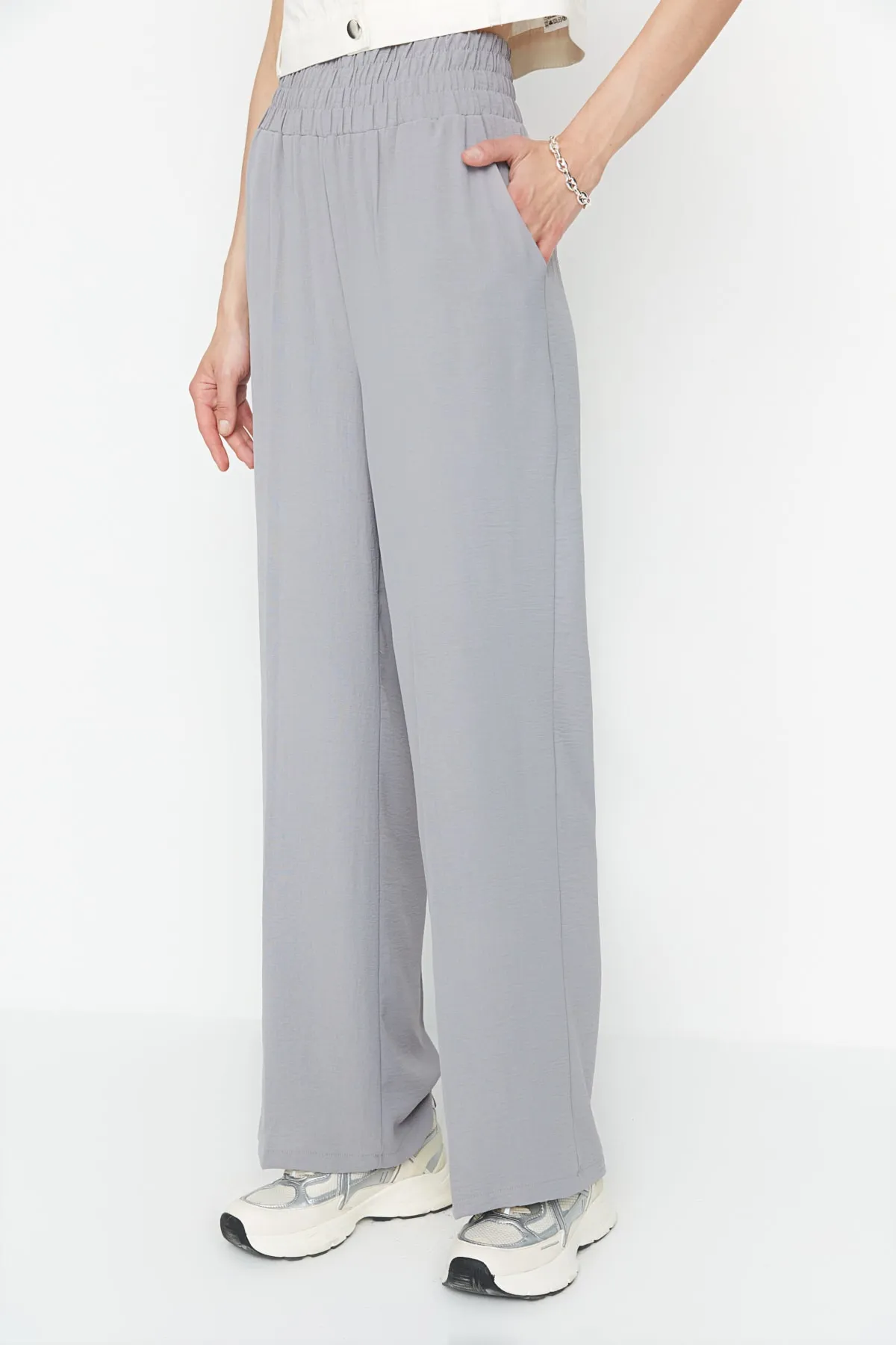 Trendyol Collection  Graue, elastische Webhose mit weitem Bein/breitem Knöchelbund TWOSS22PL00024