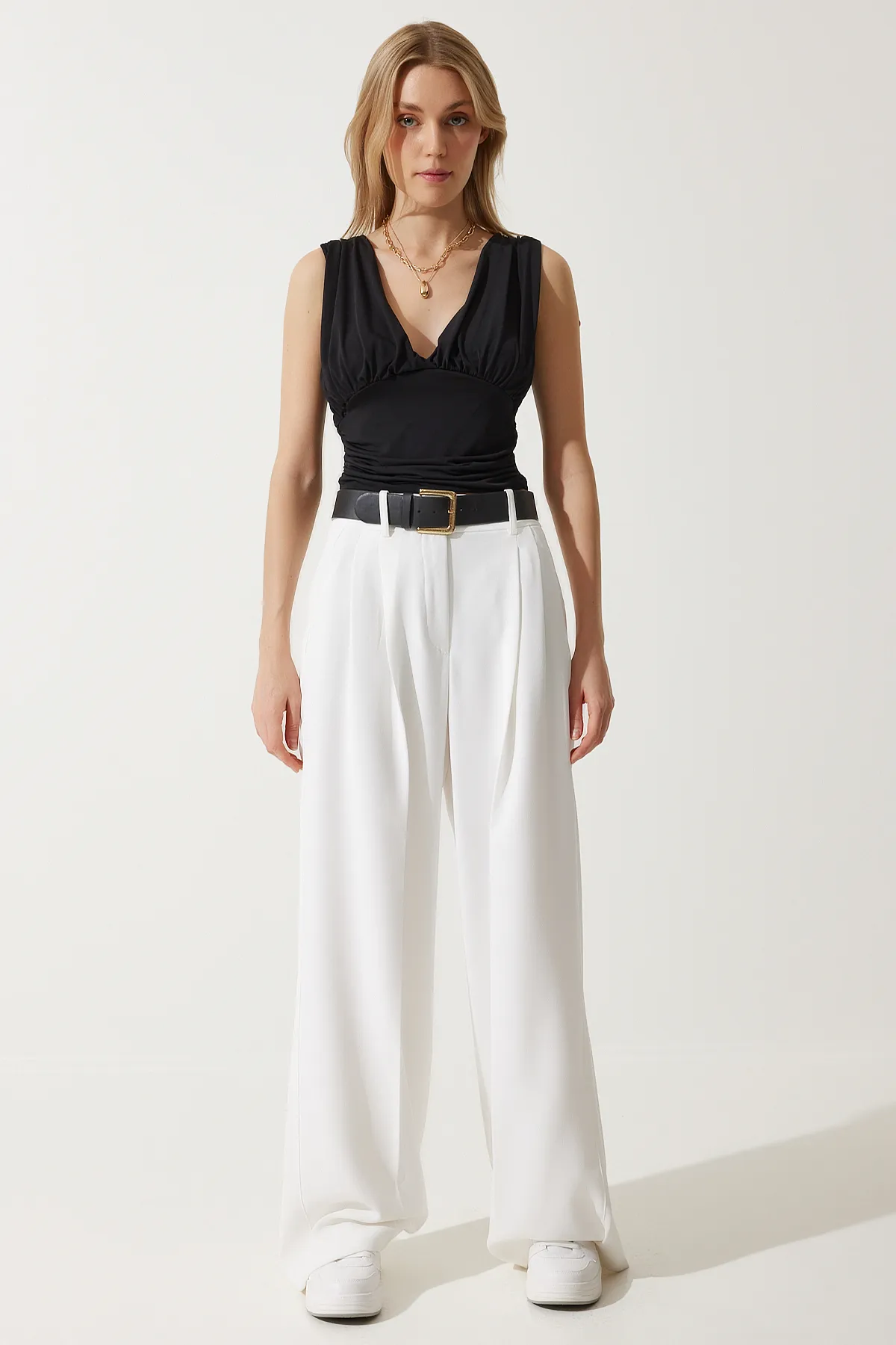 Happiness İstanbul  Schwarze, kurze Sandy-Strickbluse mit tiefem V-Ausschnitt für Damen BF00039