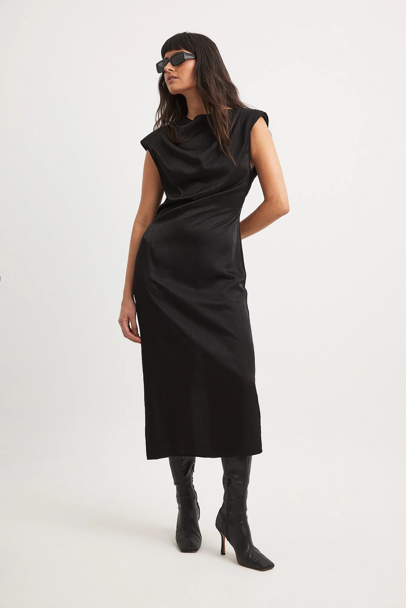 Midikleid mit Trichterausschnitt und offenem Rücken