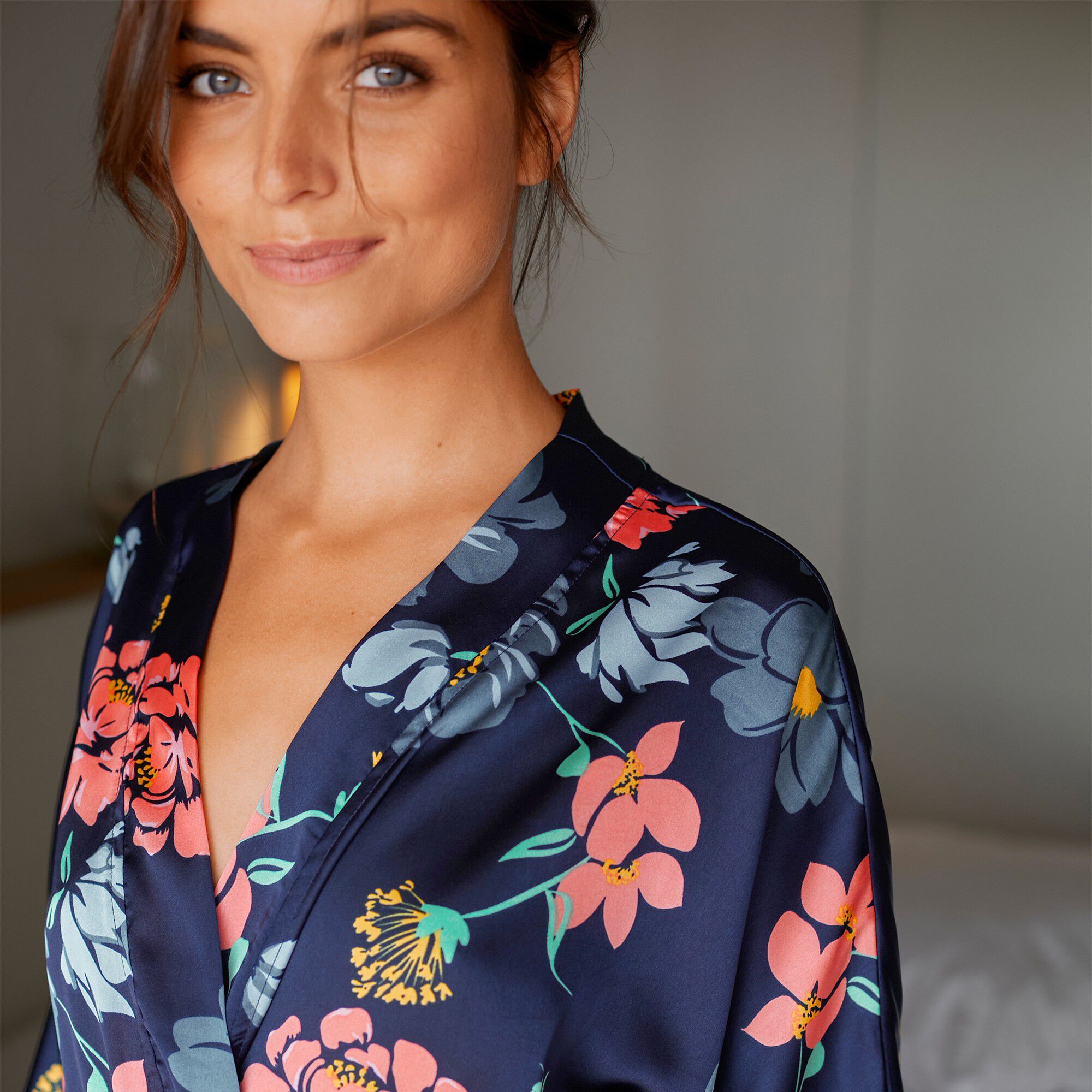 Kimono court forme T satin imprimé floral