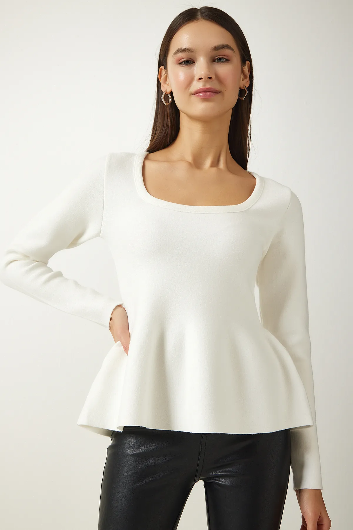 Happiness İstanbul  Ecrufarbene Damen-Strickbluse mit quadratischem Kragen und Volants AH00154