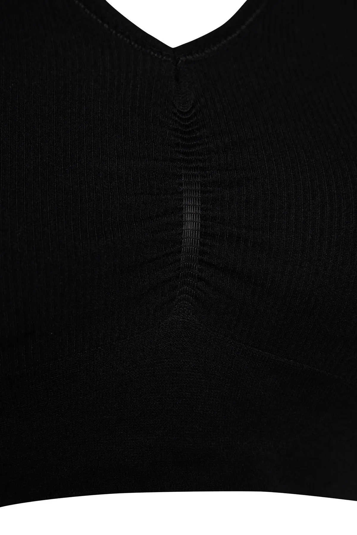 Trendyol Collection  Schwarzer nahtloser/nahtlos unterstützter/formender Neckholder-Strick-Sport-BH THMAW24SS00009