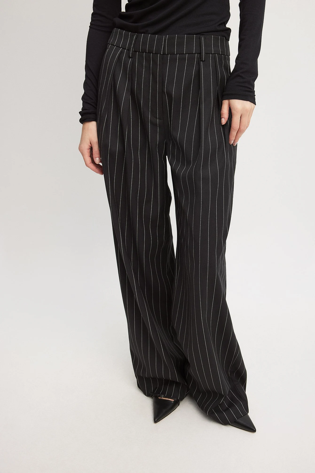 Gestreifte Bundfaltenhose mit hoher Taille