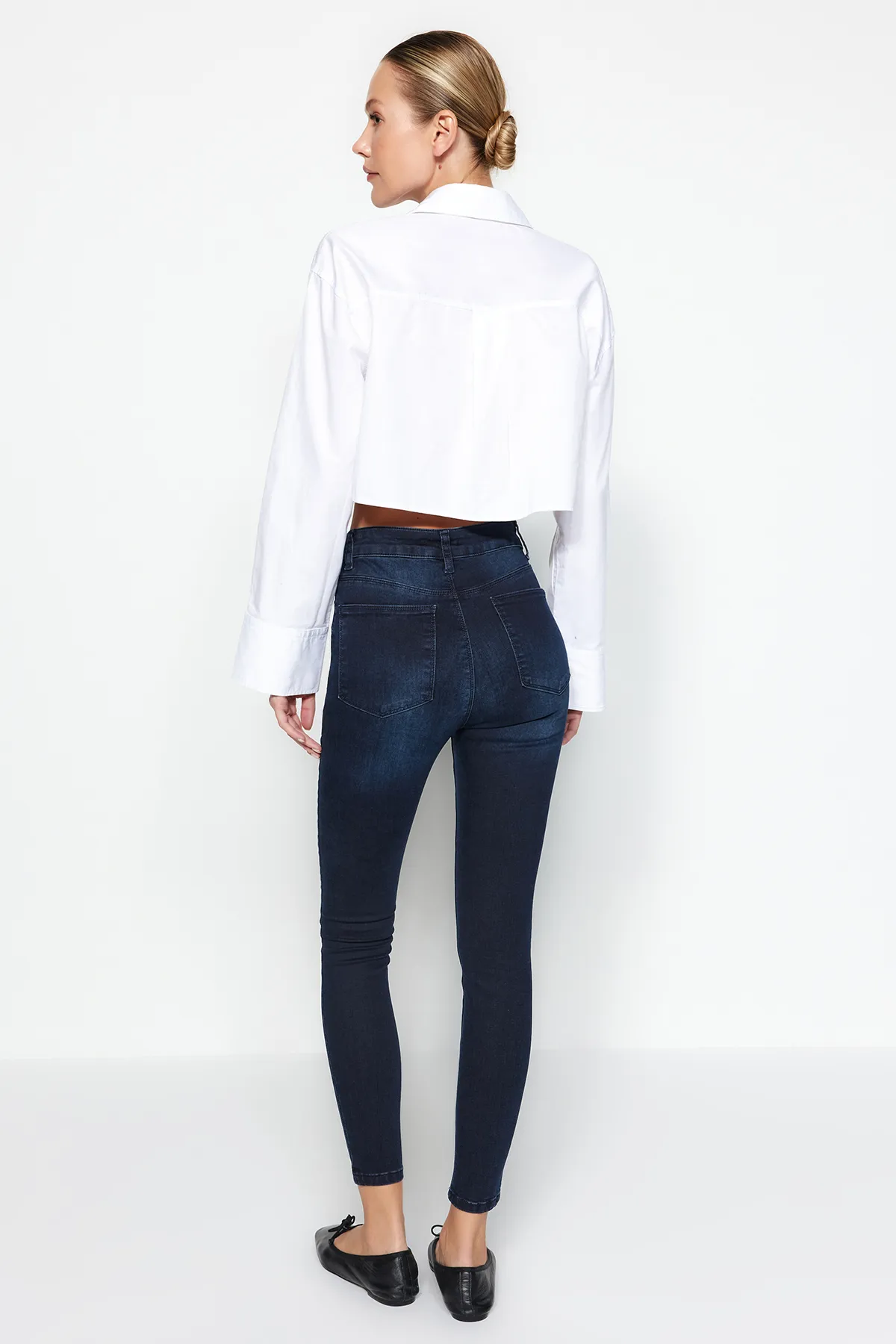 Trendyol Collection  Marineblaue Skinny Jeans mit hoher Taille TWOAW24JE00066