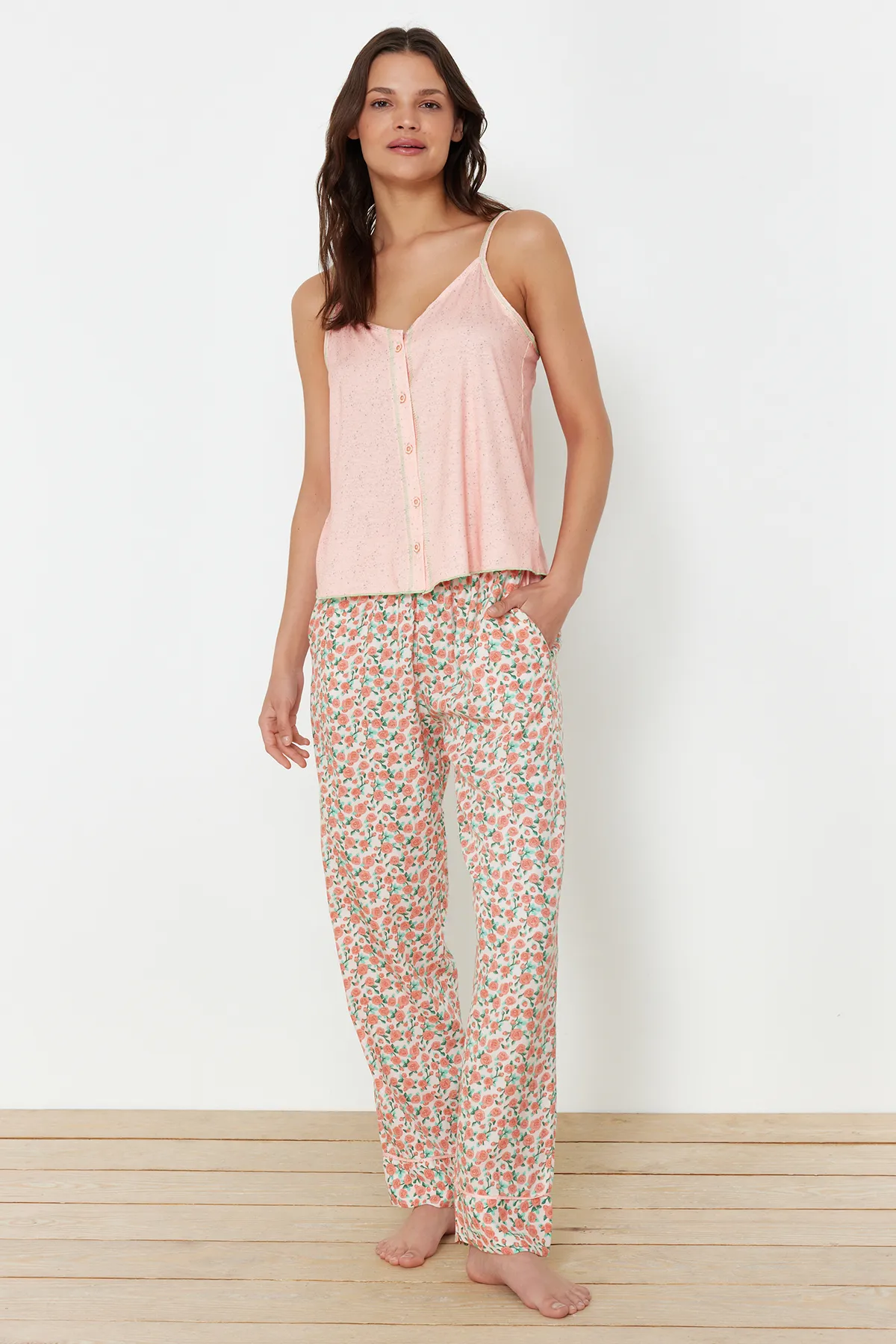 Trendyol Collection  Pyjama-Set aus 100 % Baumwolle mit Blumenmuster in Lachsfarbe – Kordelriemen THMSS24PT00306