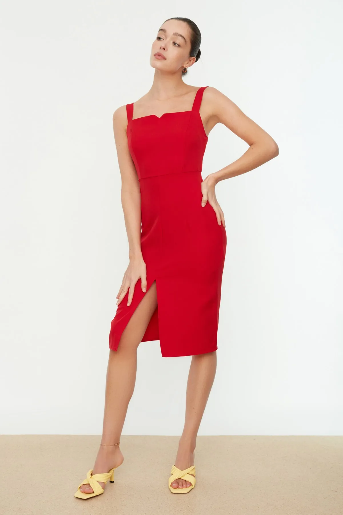 Trendyol Collection  Rotes Body-Wickelkleid mit geschlitzten Trägern und gewebtem Midikleid TWOSS19BB0216