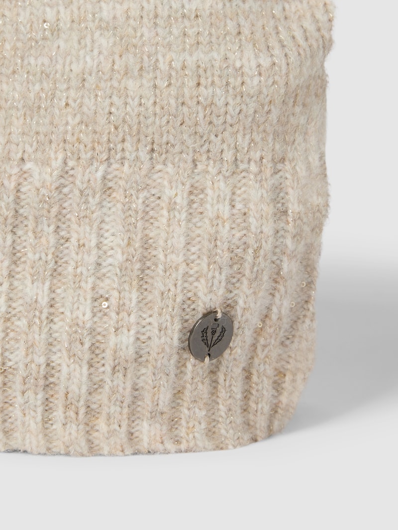 Beanie mit Label-Patch in beige