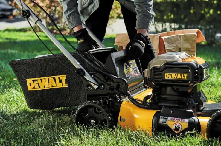 Cortador de grama autopropelido sem fio DEWALT MAX de 21,5 polegadas e 20V com bateria de íon de lítio.