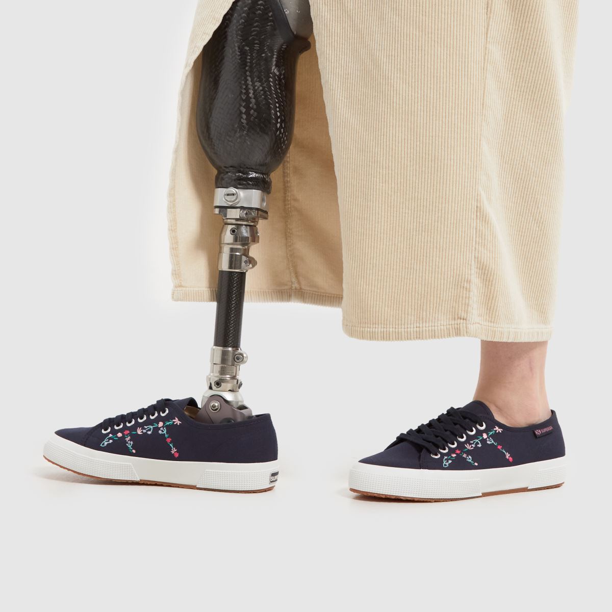 Superga 2750 – Blå sneakers med broderi och små blommor i flera färger