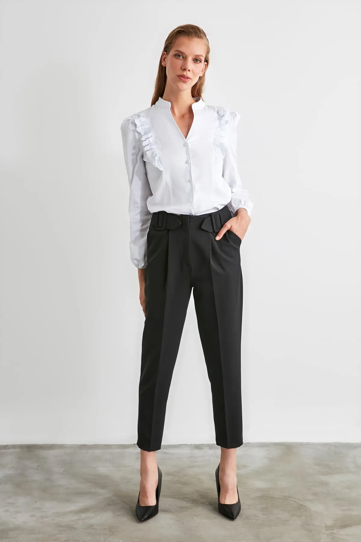 Trendyol Collection  Weißes Spitzenhemd aus Baumwolle - Regular Fit TWOSS20GO0044