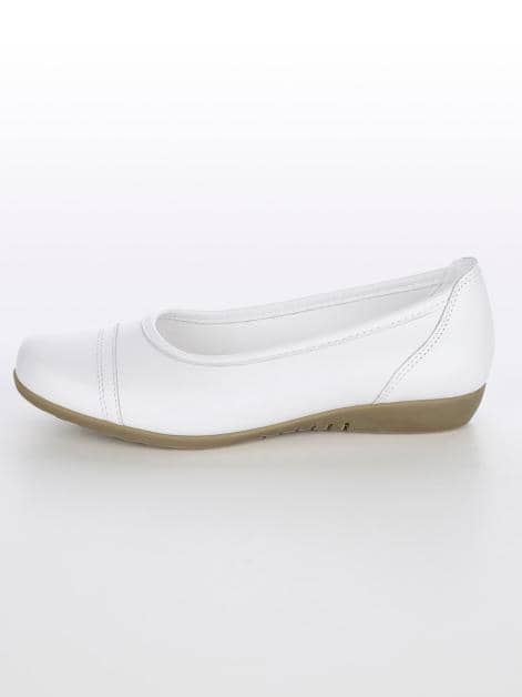 Ballerina mit zierenden Nähten