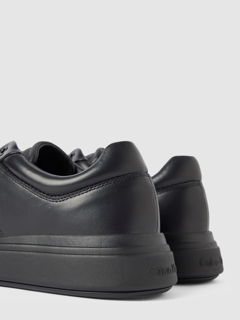 Sneaker mit Label-Details in schwarz