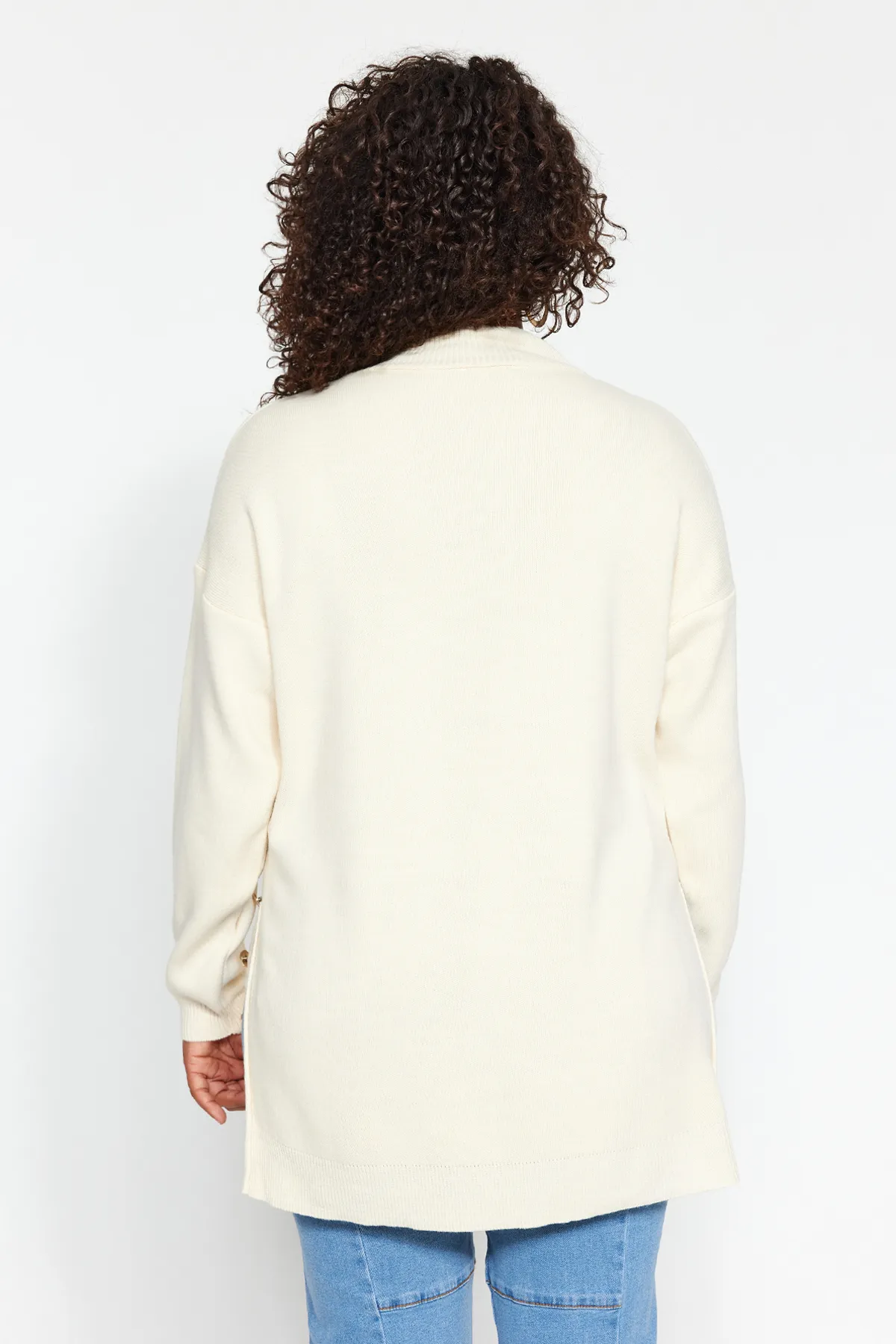 Trendyol Curve  Cremefarbener Rollkragenpullover mit Knöpfen und detailliertem Rollkragen TBBAW24AN00076
