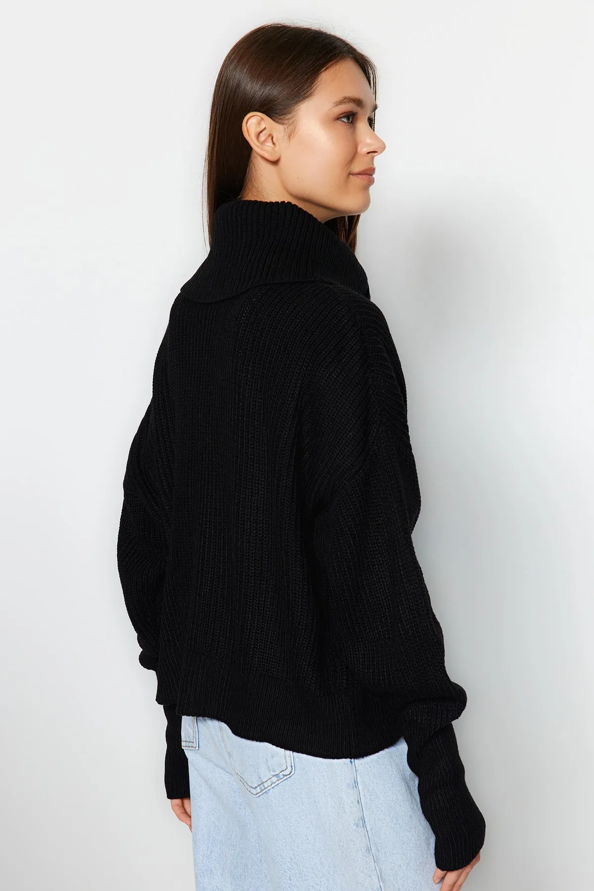 Trendyol Collection  Schwarzer Strick-Cardigan mit Degaje-Kragen und Reißverschluss TWOAW24HI00072