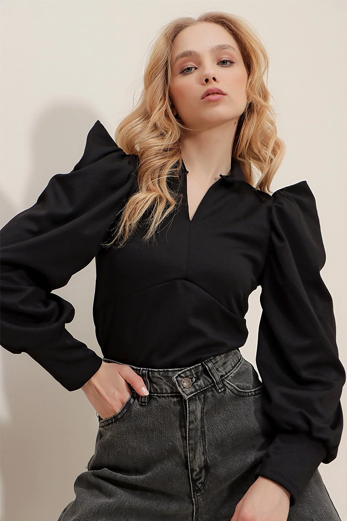Trend Alaçatı Stili  Schwarze gewebte Crop-Bluse mit vollem Kragen und Prinzessinnenärmeln für Damen ALC-X9659