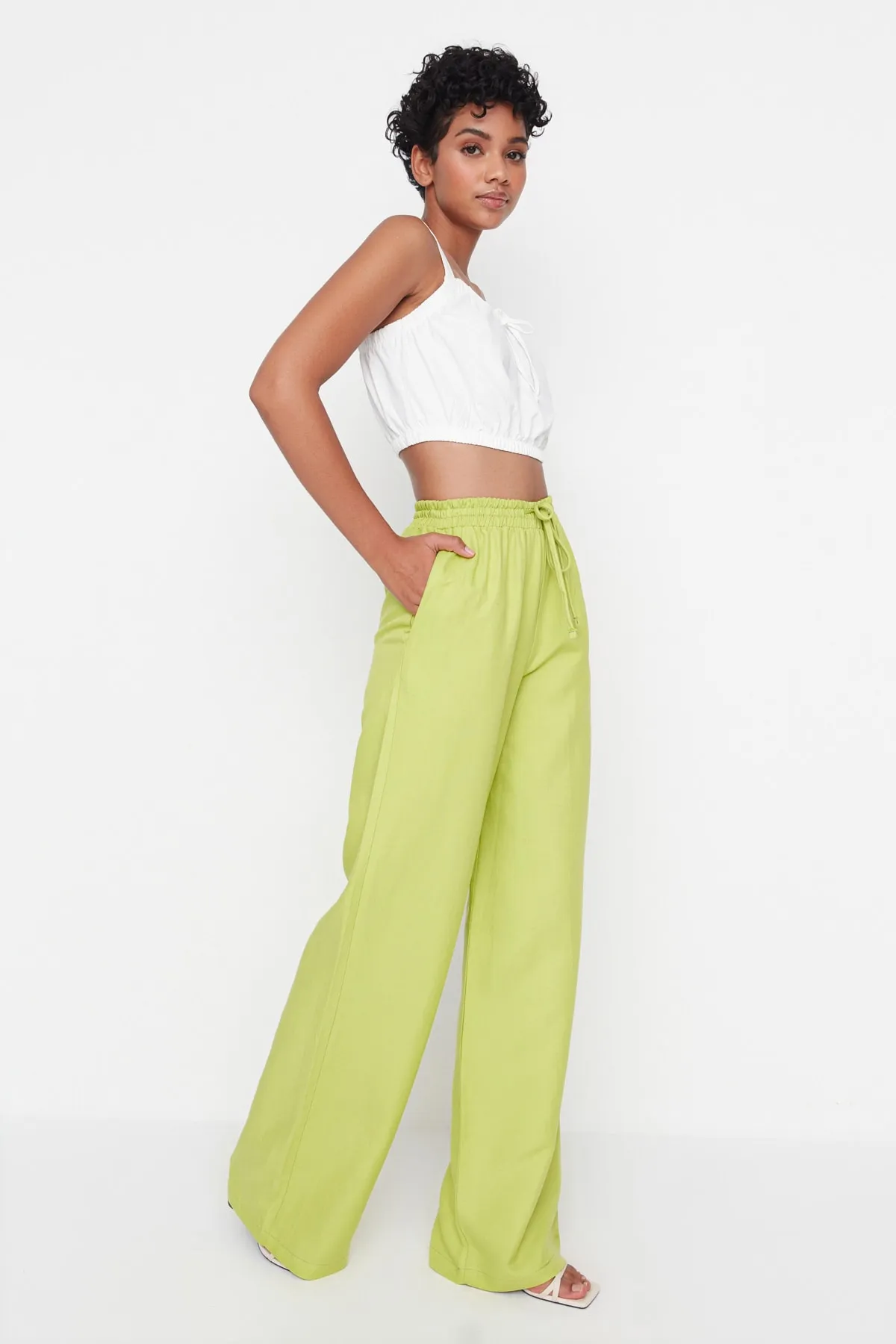 Trendyol Collection  Grüne Webhose mit weitem Bein und weitem Bein TWOSS22PL00065