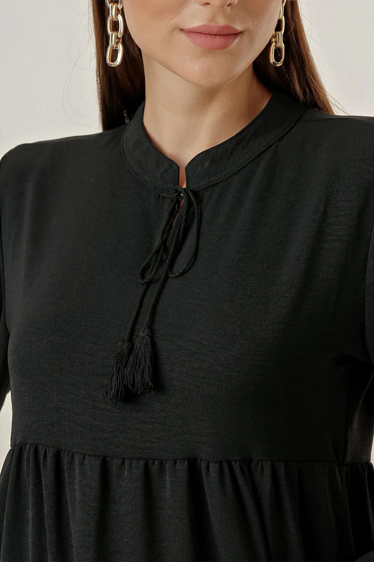 By Saygı  Langes Hijab-Kleid mit Kragen und Schnürung