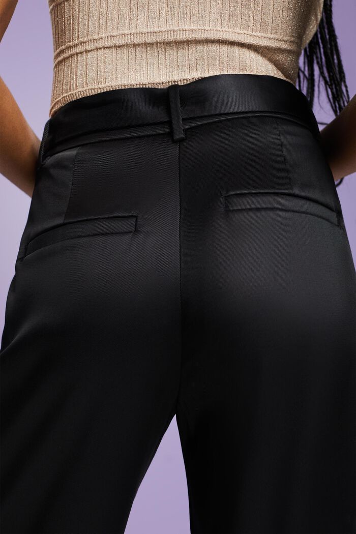Satinhose mit weitem Bein