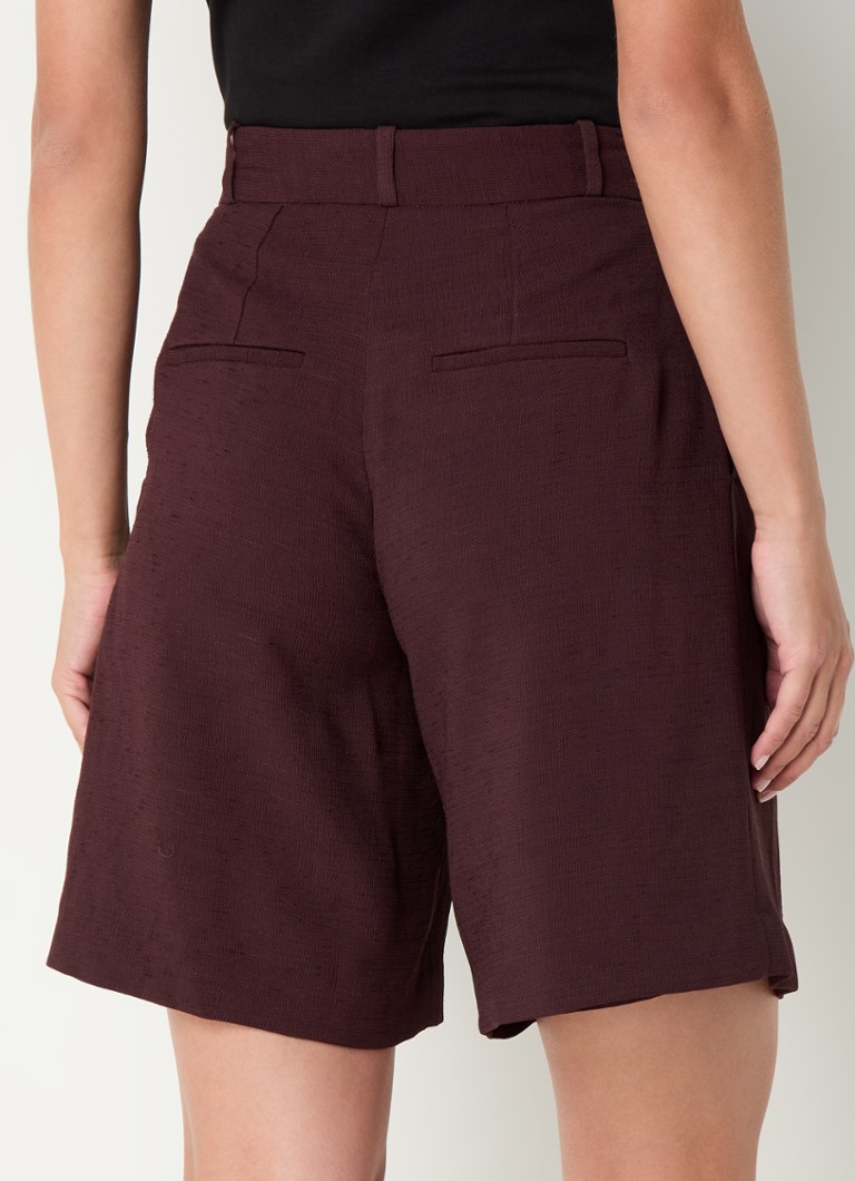Shorts Claudie Pierlot Elias de cintura alta e modelagem ampla com bolsos laterais e detalhe de pregas.