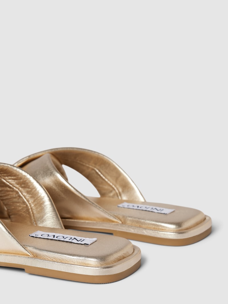 Slides mit gekreuzten Riemen in gold
