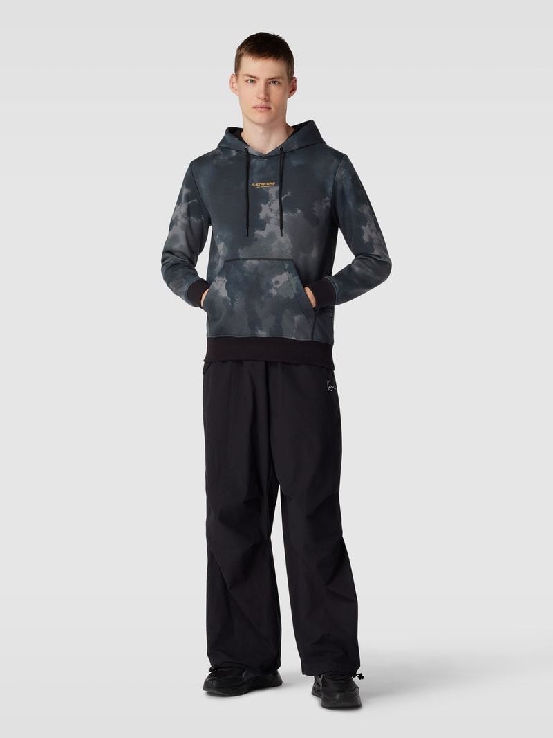 Hoodie mit Allover-Print in schwarz