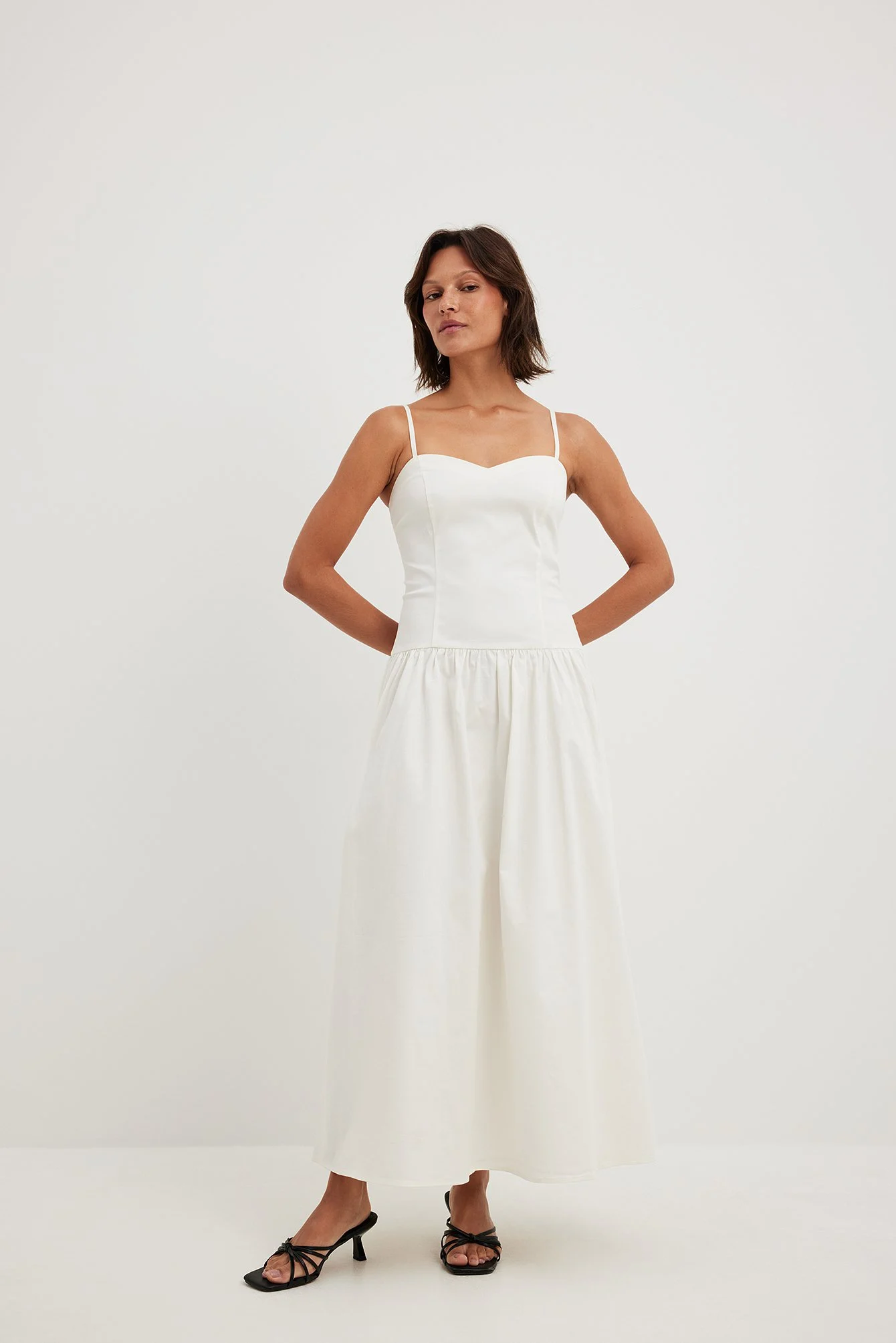 Midikleid aus Baumwolle mit niedriger Taille