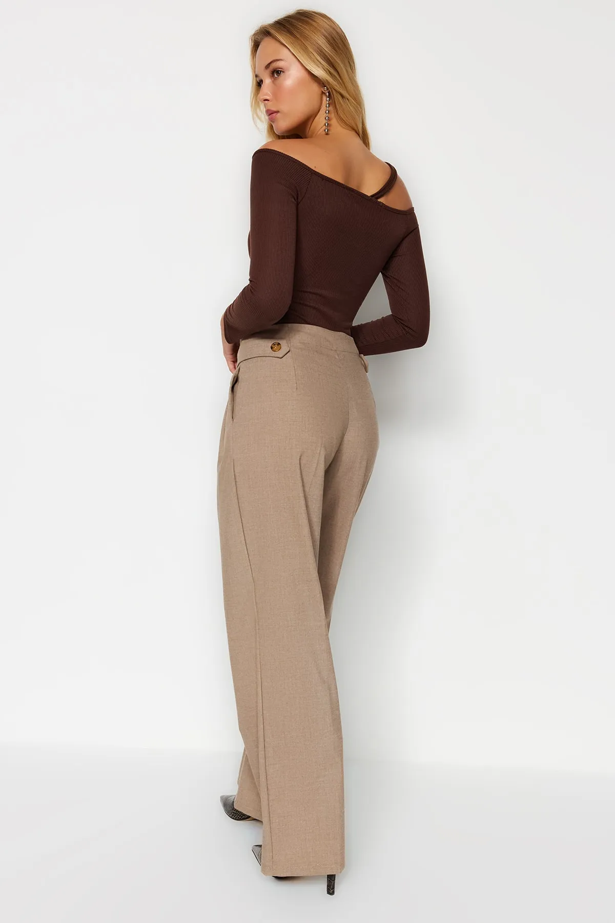 Trendyol Collection  Beige gewebte Hose mit weitem Bein TWOAW24PL00129