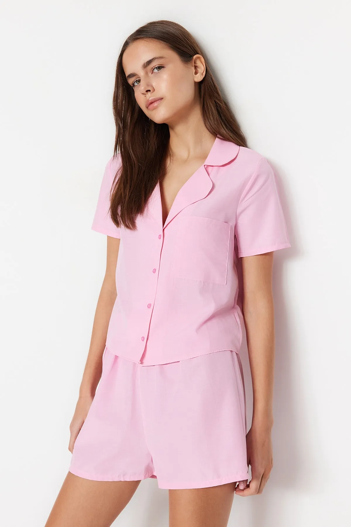 Trendyol Collection  Rosa Frottee-Pyjama-Set mit Hemd und Shorts aus Webstoff THMSS23PT00132