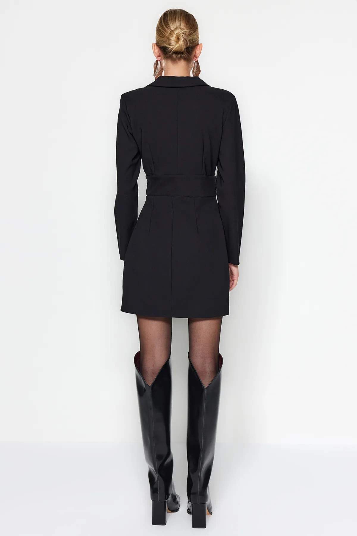 Trendyol Collection  Schwarzes, gewebtes Mini-Jackenkleid mit Knopfdetail TWOAW24EL00462