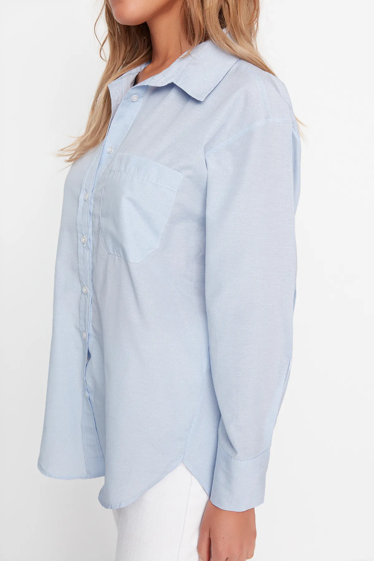 Trendyol Collection  Hellblaues Boyfriend-Hemd aus Baumwolle mit breiter Passform und einer Tasche TWOAW20GO0115