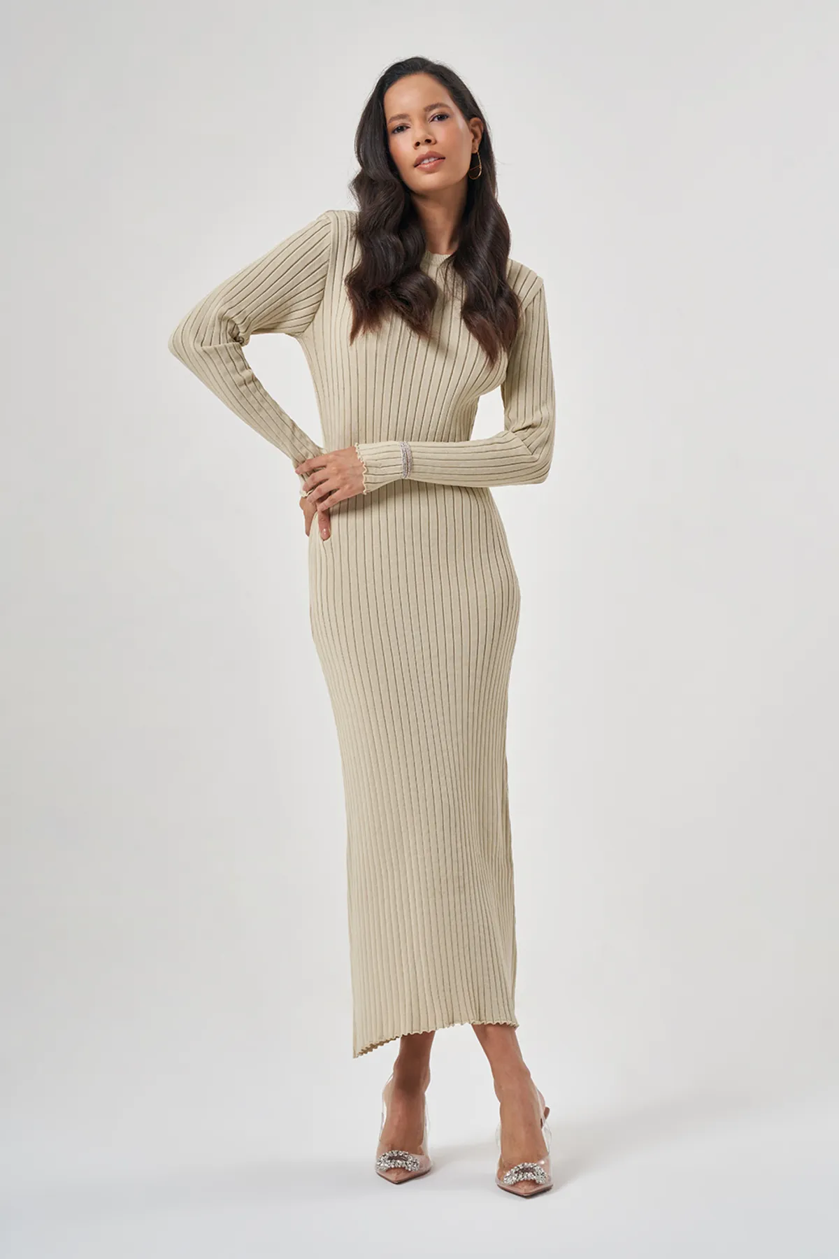 Mizalle  Geripptes Strickkleid in Beige mit O-Ausschnitt