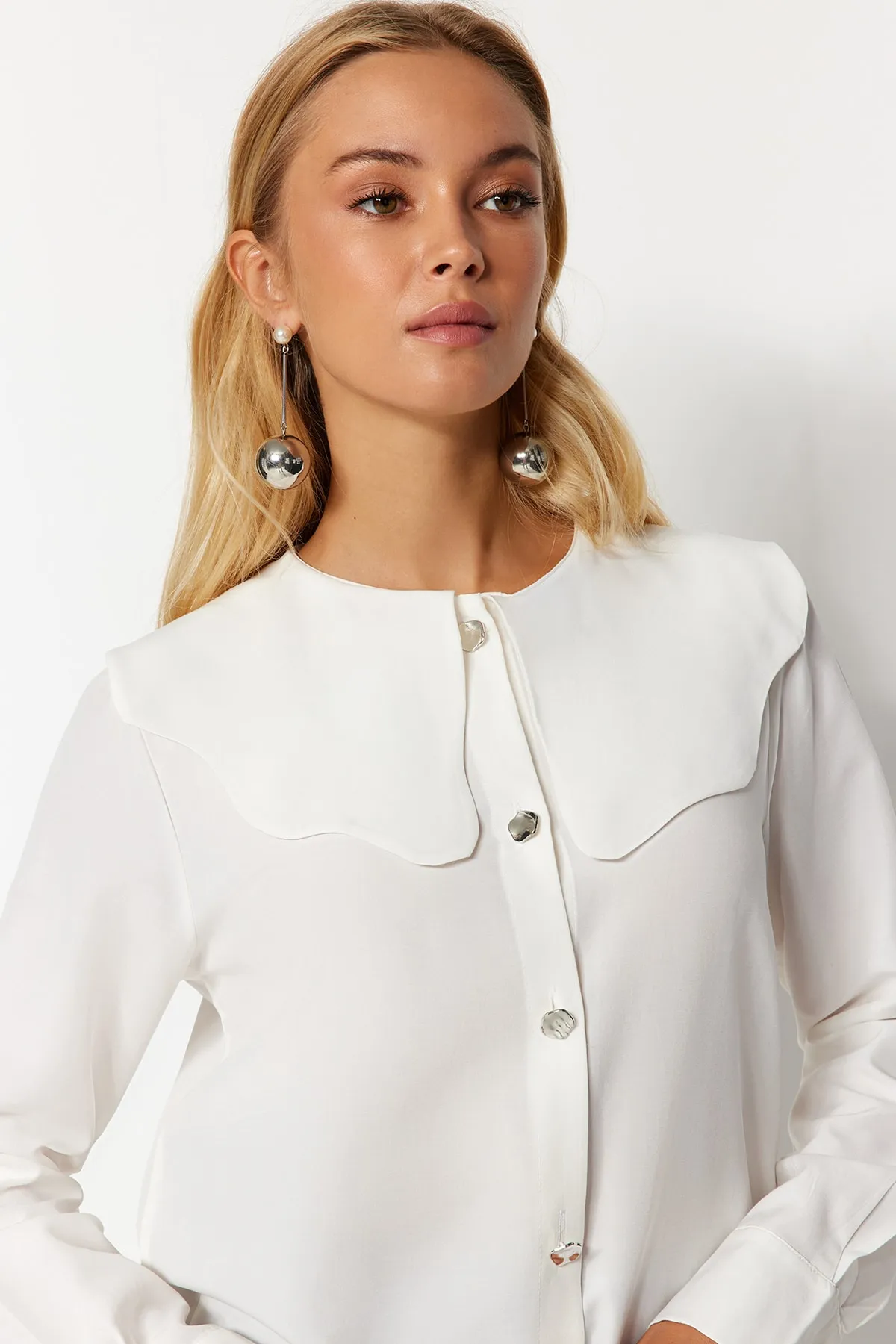 Trendyol Modest  Weißes Baumwollhemd mit Babykragen und silbernen Knöpfen TCTAW24TG00009