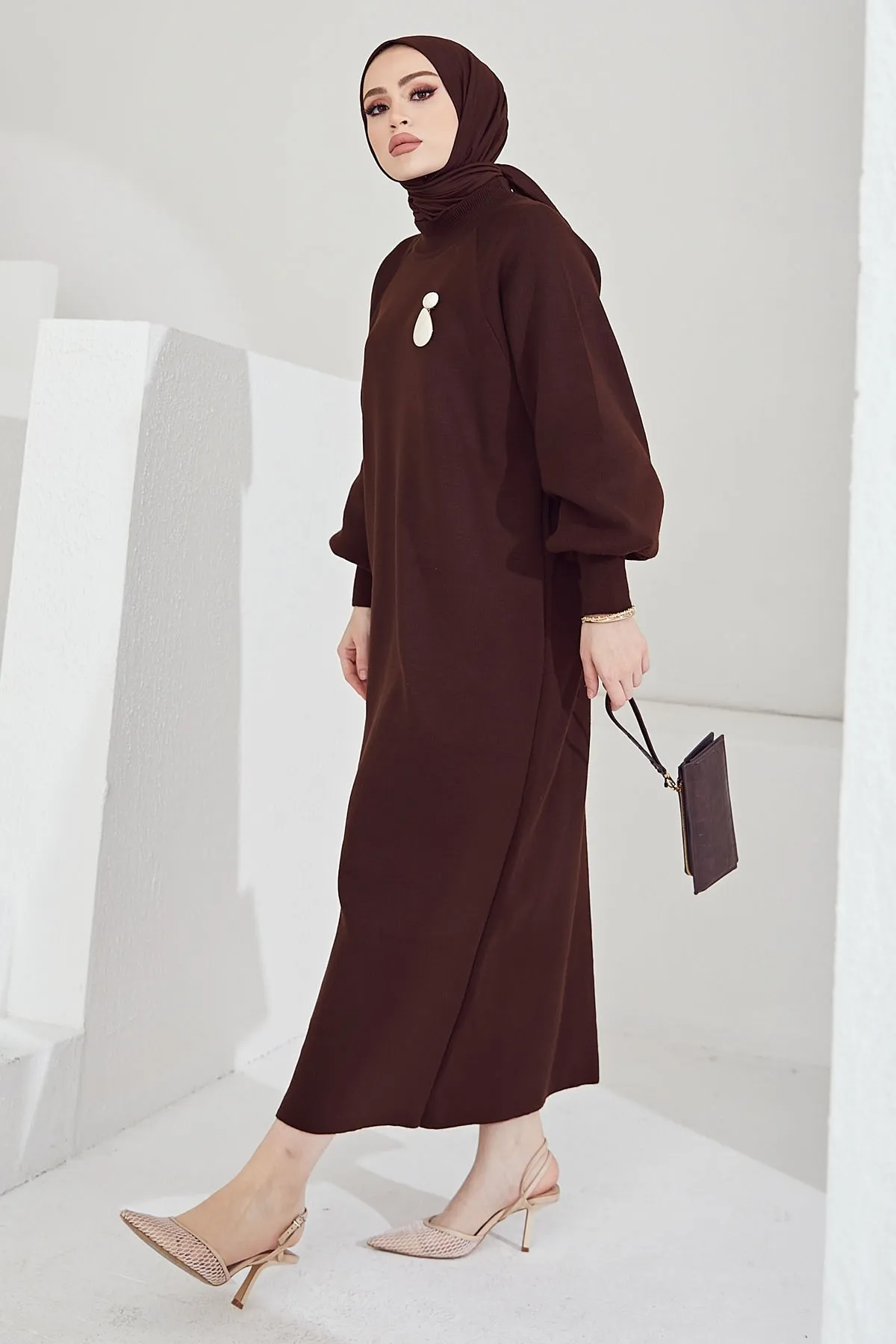InStyle  Mina Hijab-Kleid aus Strick mit Ballonärmeln – Bitterbraun