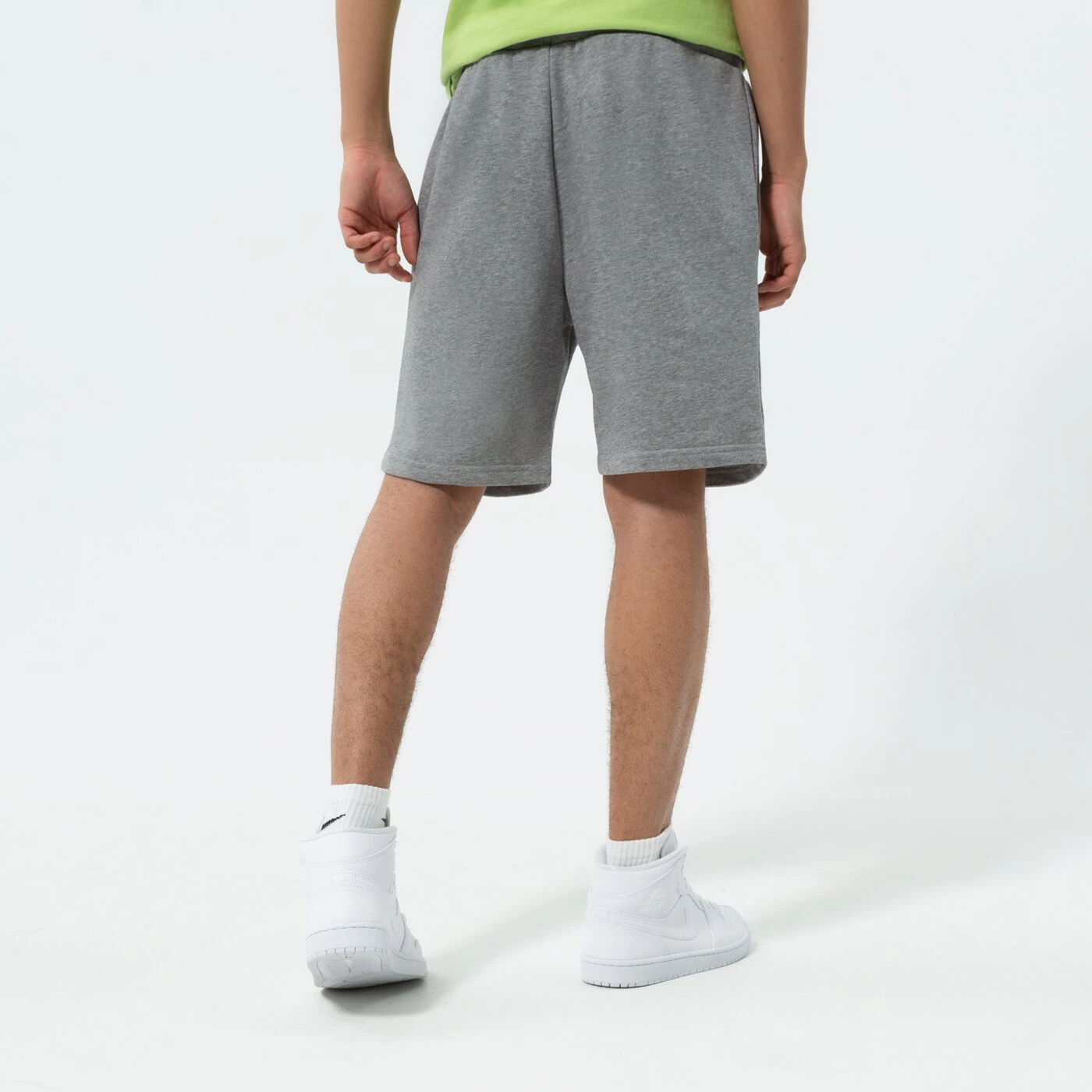 NEW ERA SHORTS ESSENTIAL SHORT Grau