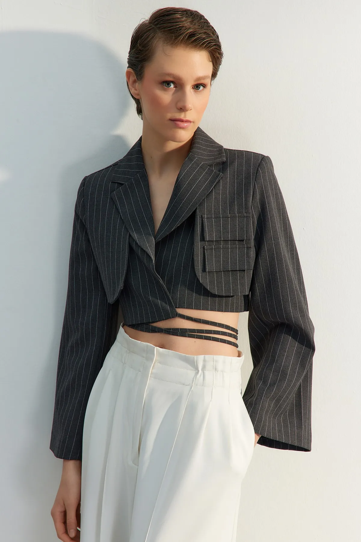 Trendyol Collection  Grauer, bauchfrei gefütterter, zweireihiger Blazer aus gewebtem, gestreiftem Polyviscon TWOSS23BC00123