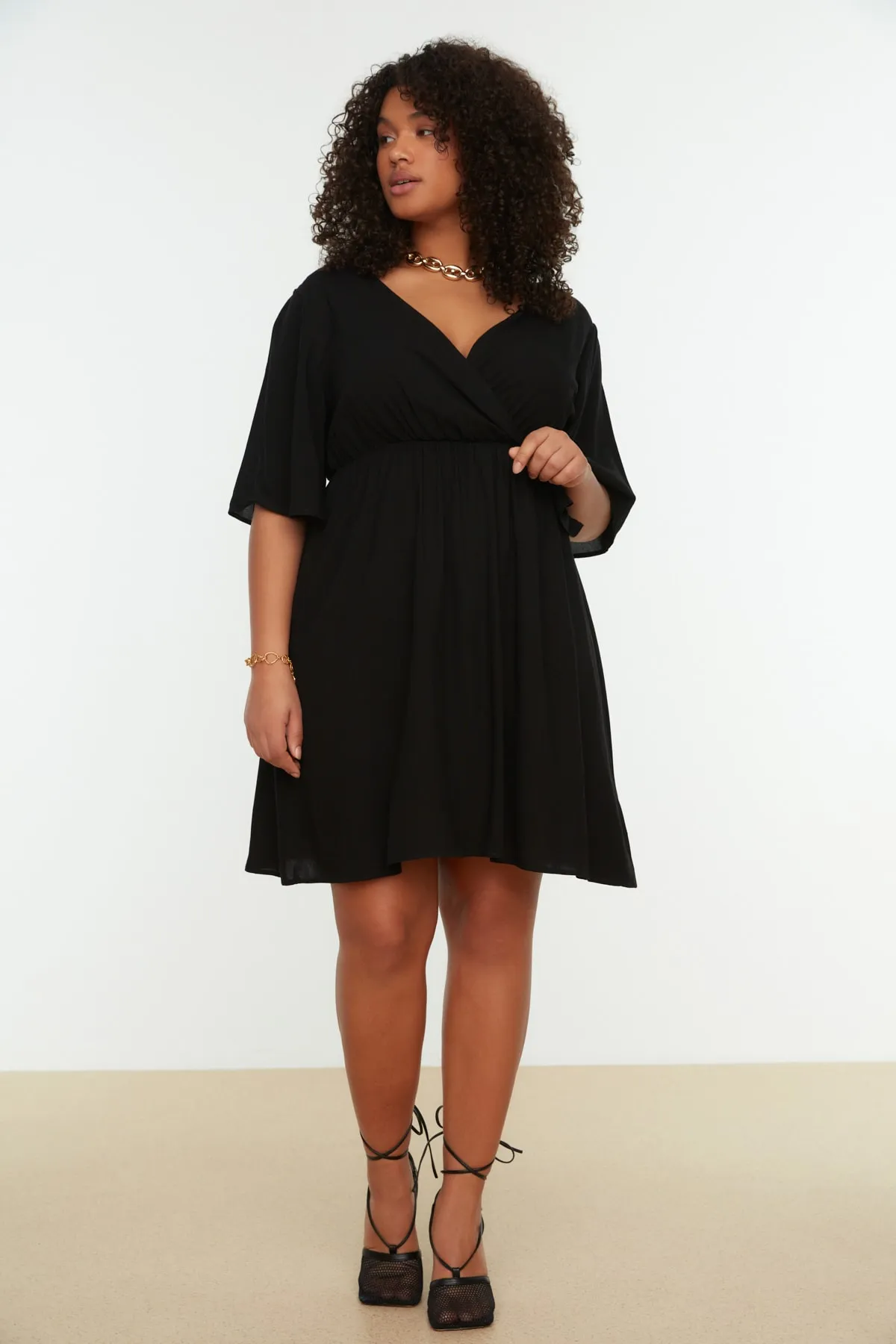 Trendyol Curve  Schwarzes gewebtes zweireihiges Kleid mit Verschluss TBBSS22EL0540
