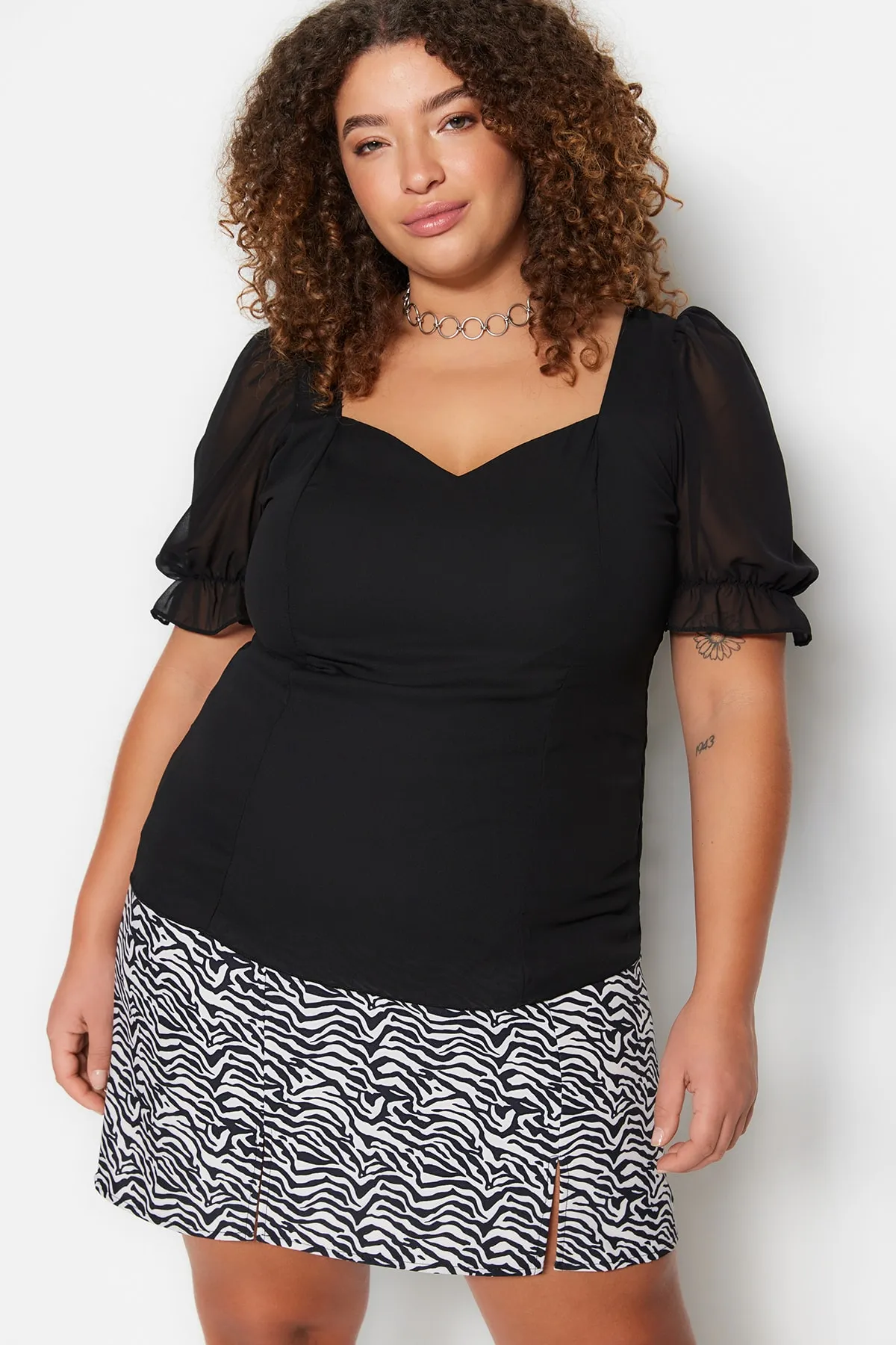 Trendyol Curve  Schwarze Chiffonbluse mit gewebten Ärmeln TBSSS23AH00089