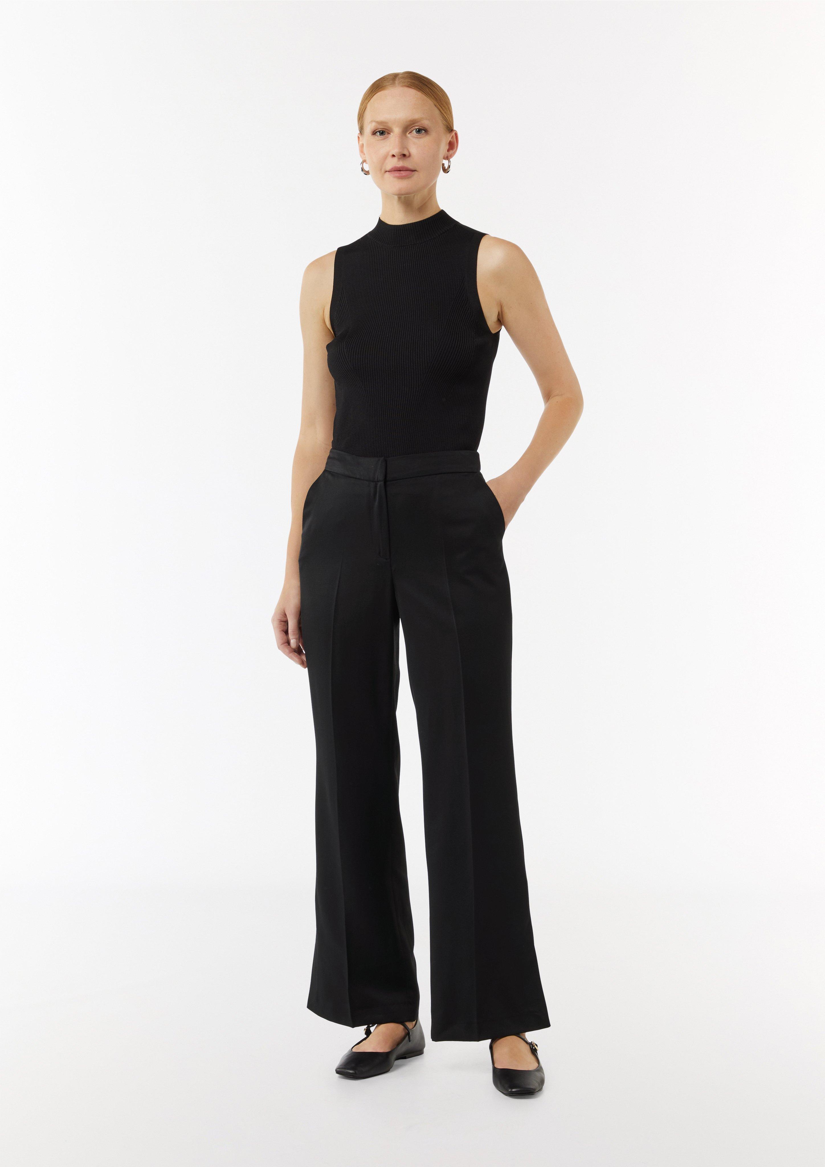 Leicht glänzende Hose mit Flared Leg und Schlitzdetails - schwarz