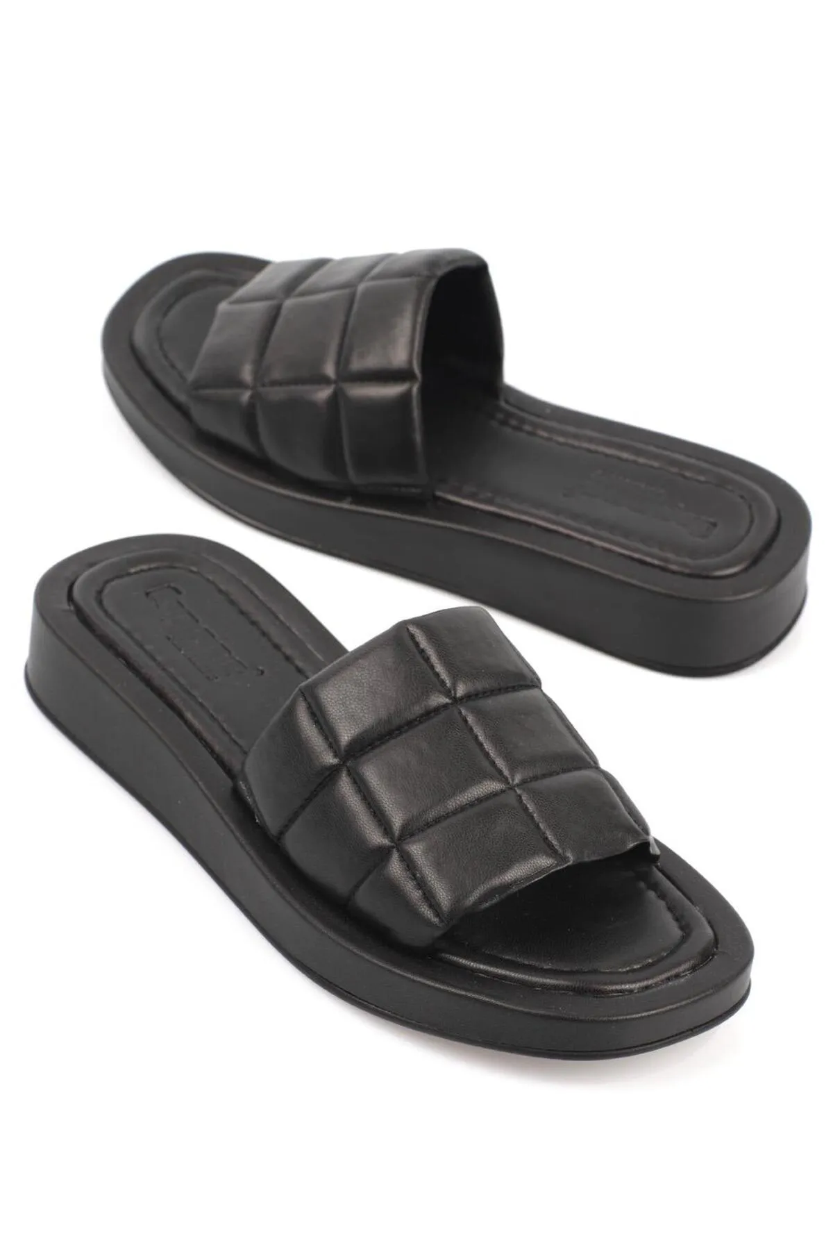 Capone Outfitters  Capone Flat Heeled Single Strap Quilted Comfort Schwarze Damenhausschuhe