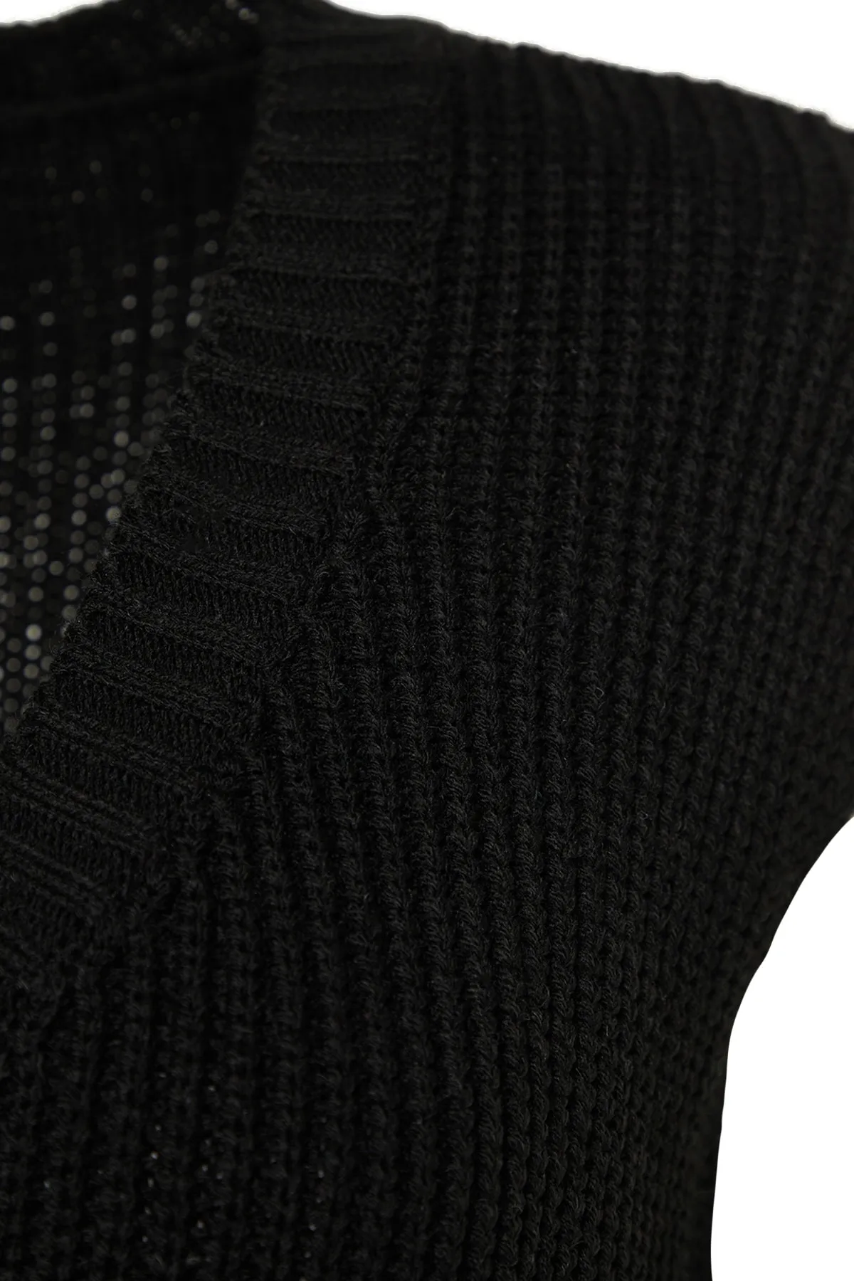 Trendyol Modest  Schwarzer Selanik-Strickpullover mit Schlitz und V-Ausschnitt TCTAW24UV00003