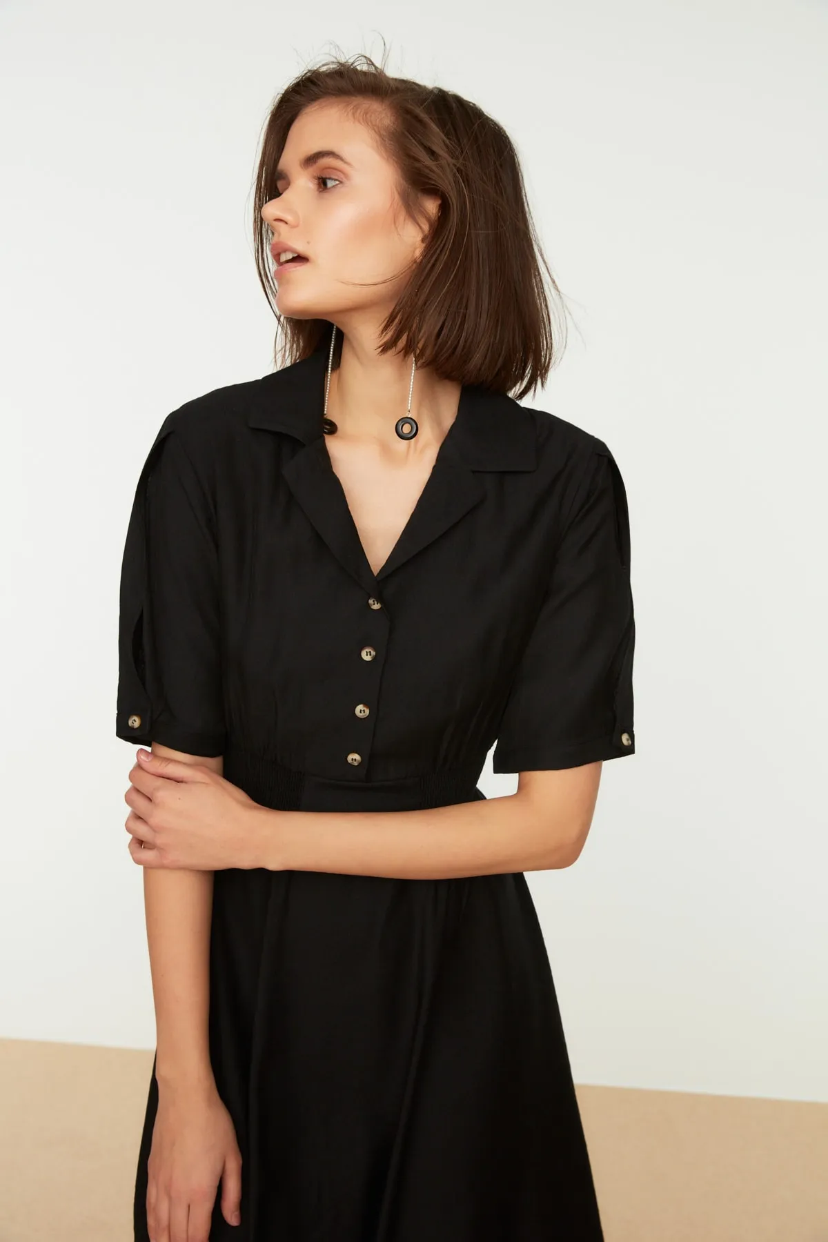 Trendyol Collection  Schwarzes A-Linien-Midi-Webkleid mit V-Ausschnitt und Gimped TWOSS21EL1023