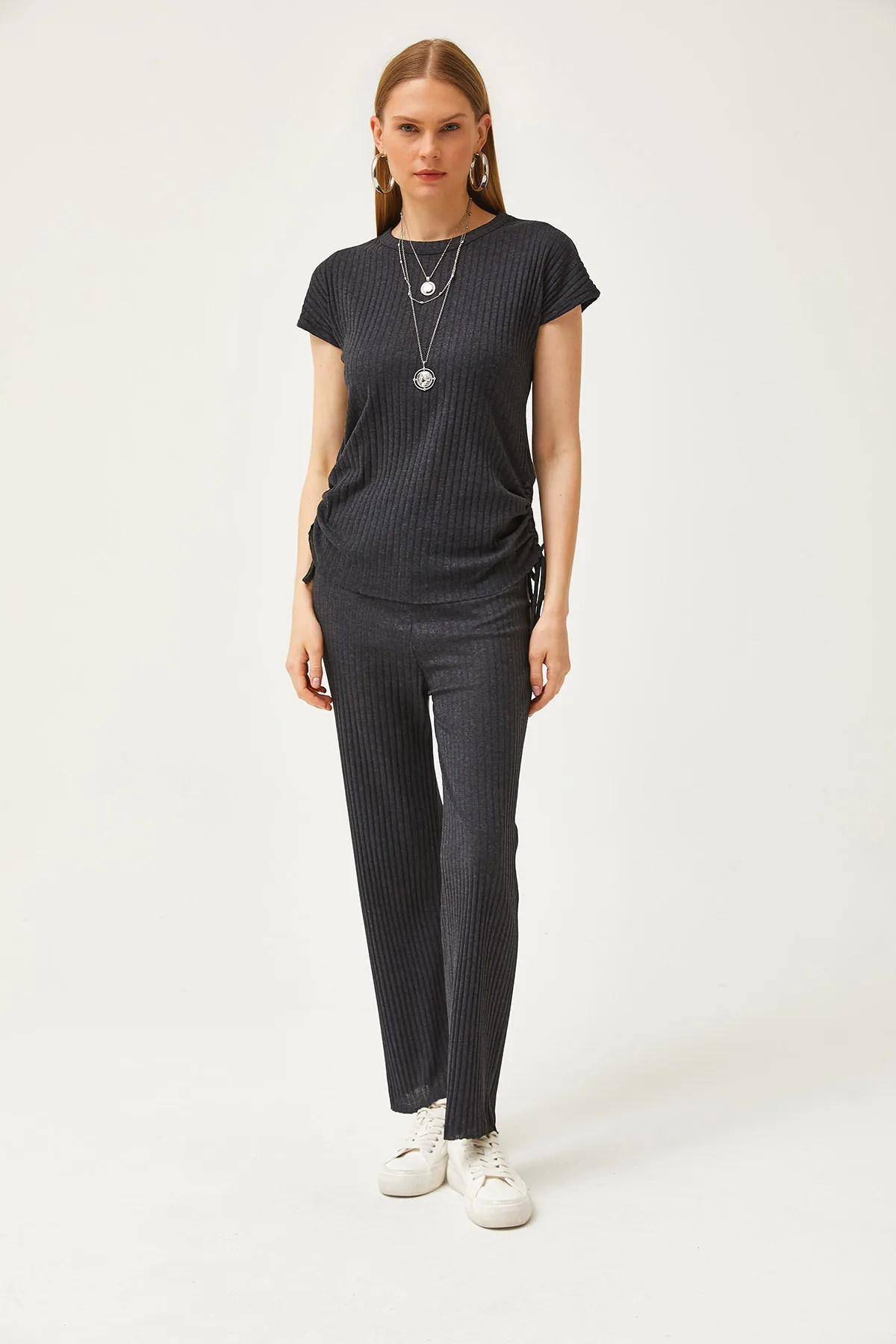 Olalook  Anthrazitfarbenes Damen-Set mit seitlich geraffter Bluse und Palazzo-Hose TKM-19000196