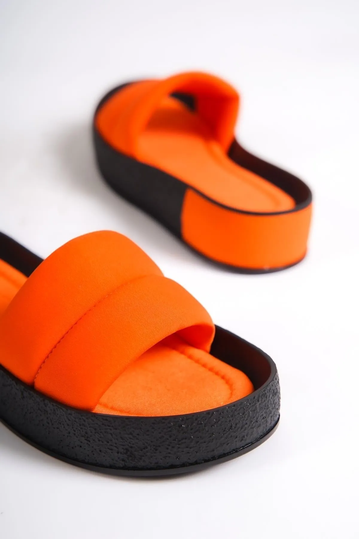 Capone Outfitters  Capone gesteppte, gebänderte, farbenfrohe, detaillierte Damenhausschuhe mit Keilabsatz, mattes Satin-Orange
