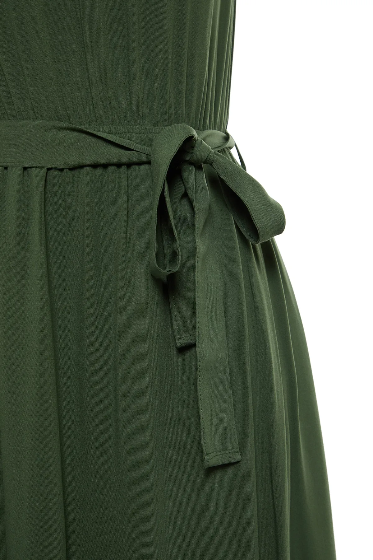 Trendyol Collection  Khakifarbenes A-Linien-Midikleid aus Viskose mit Neckholder und Gürtel TWOSS19EL0155