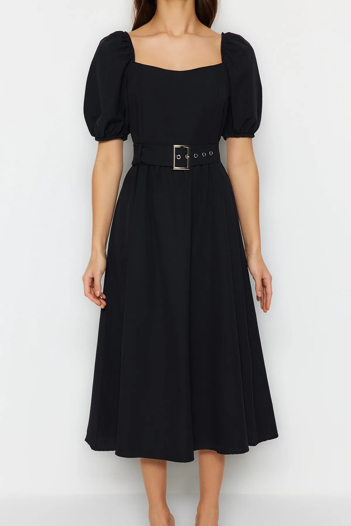 Trendyol Collection  Schwarzes Midi-Webkleid mit Skater-/Gürtelöffnung und quadratischem Kragen TWOSS23EL01123